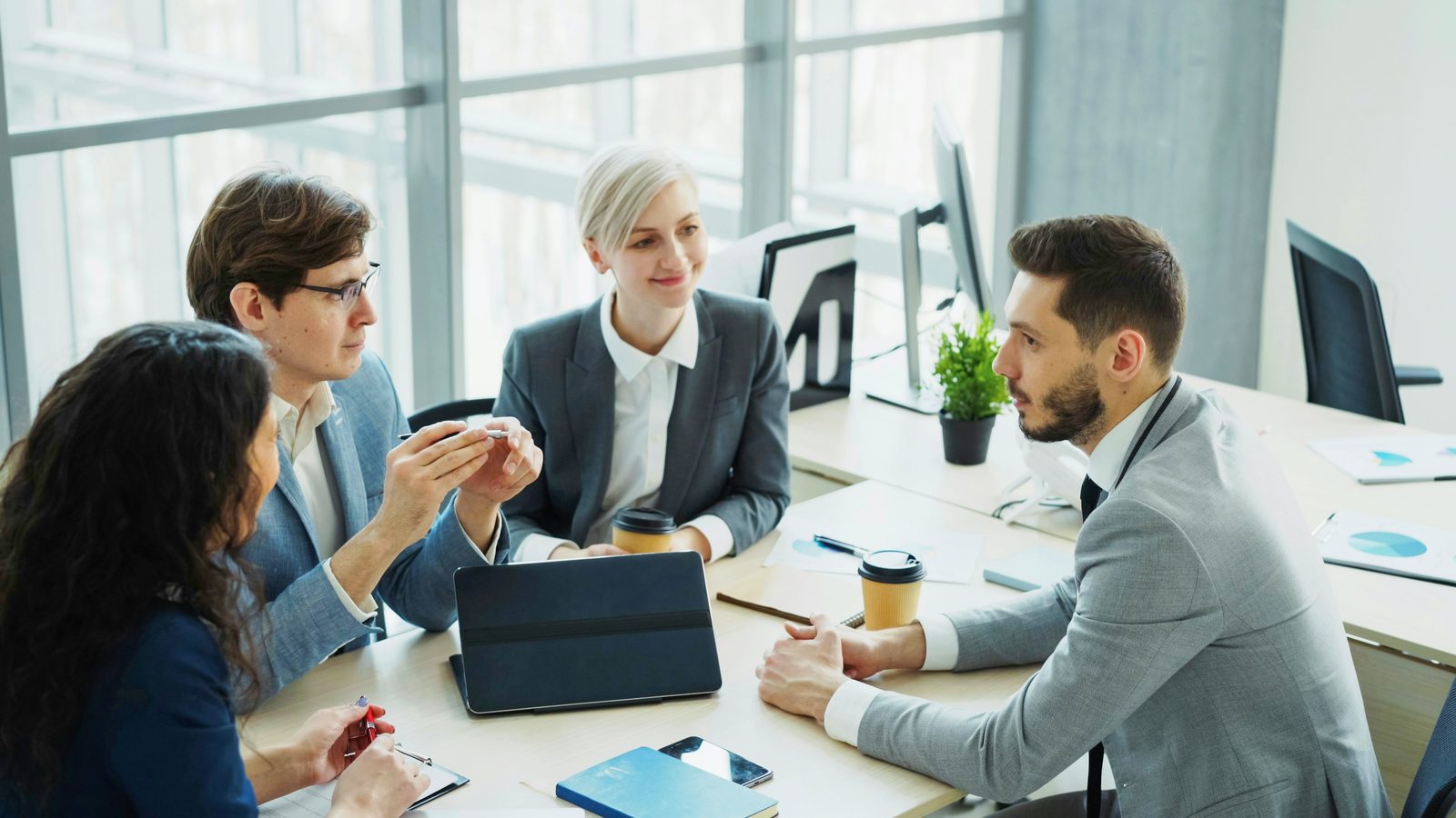 Equipo de trabajo conversando en una reunión de oficina