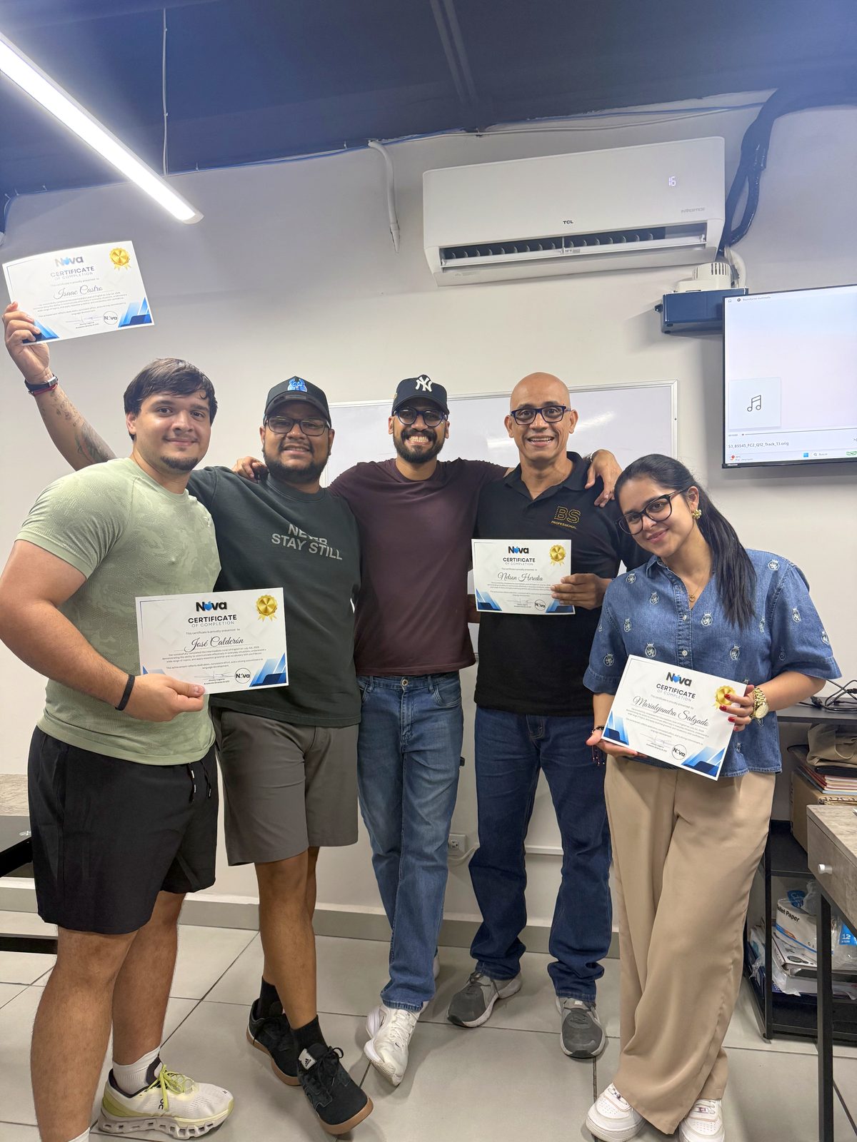 Estudiantes de Nova English con su certificado