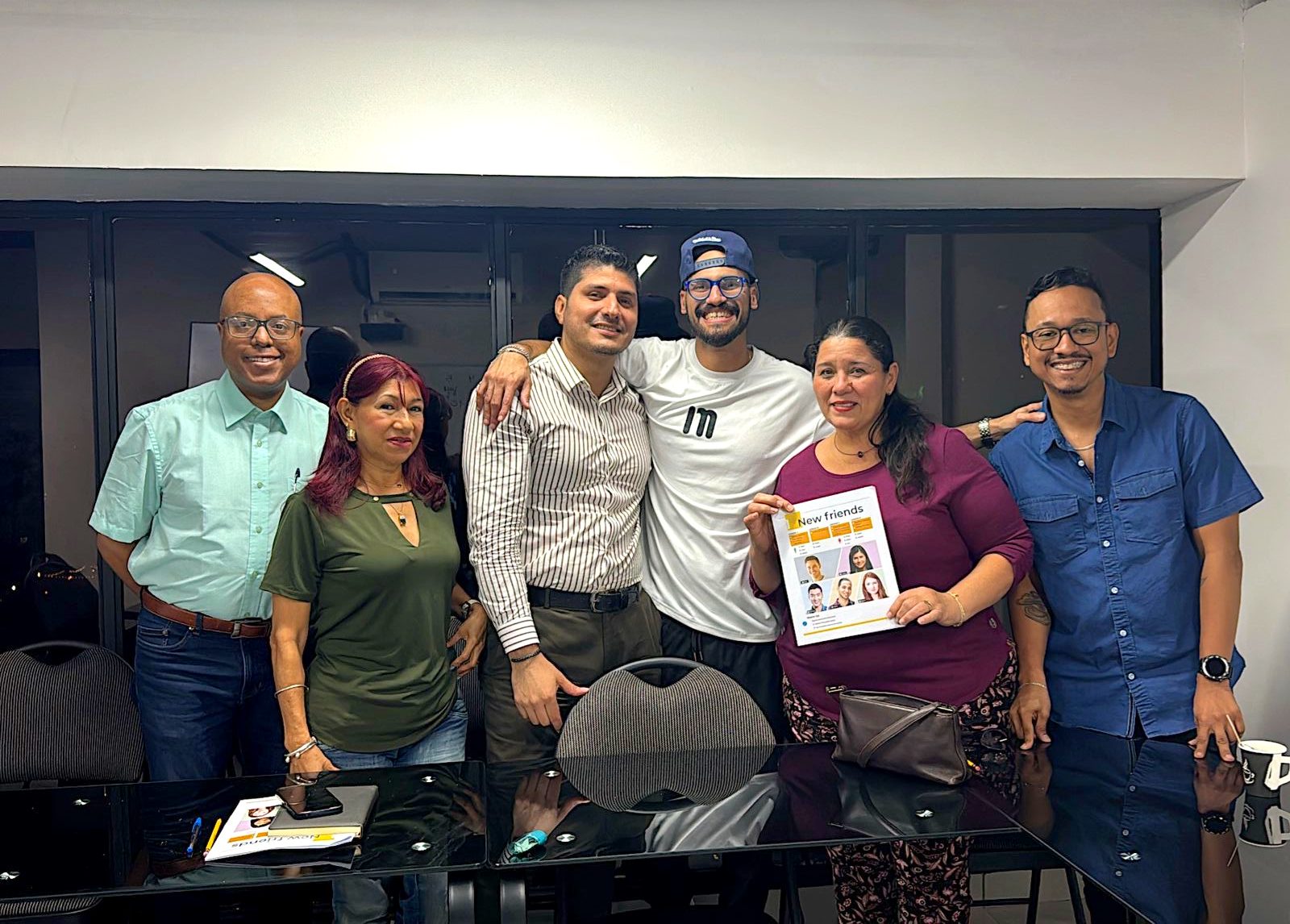 Grupo de estudiantes de inglés intermedio con su libro New Friends