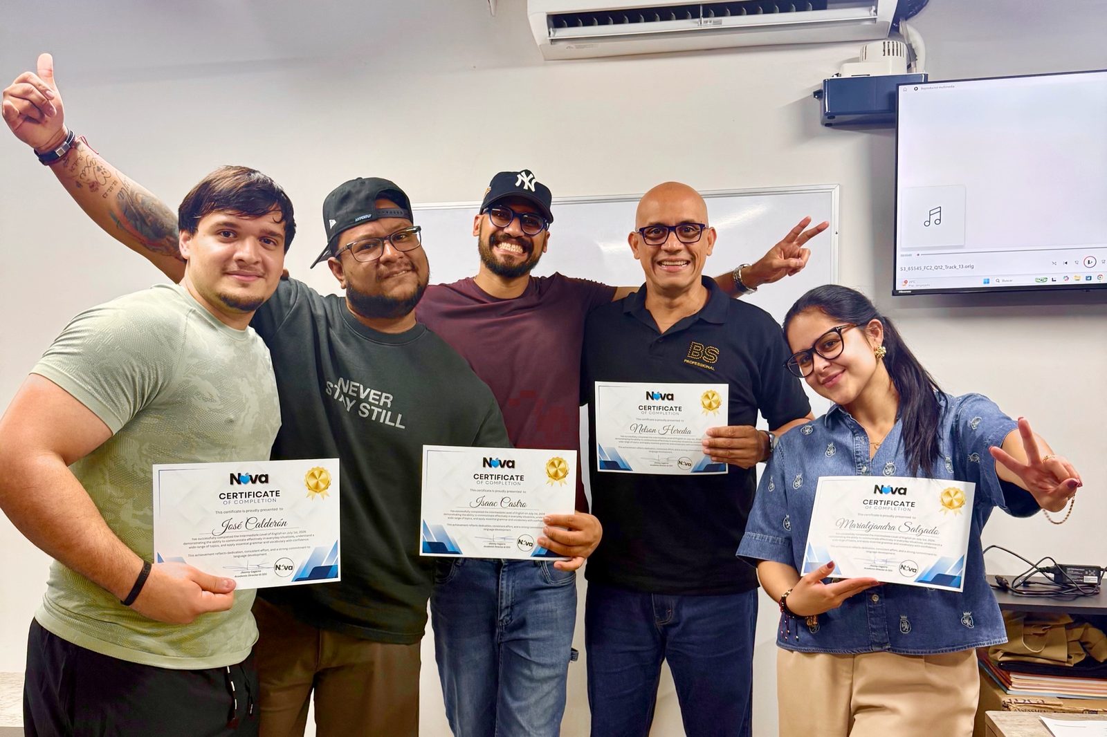 Estudiantes de Nova English con su certificado al terminar el ciclo