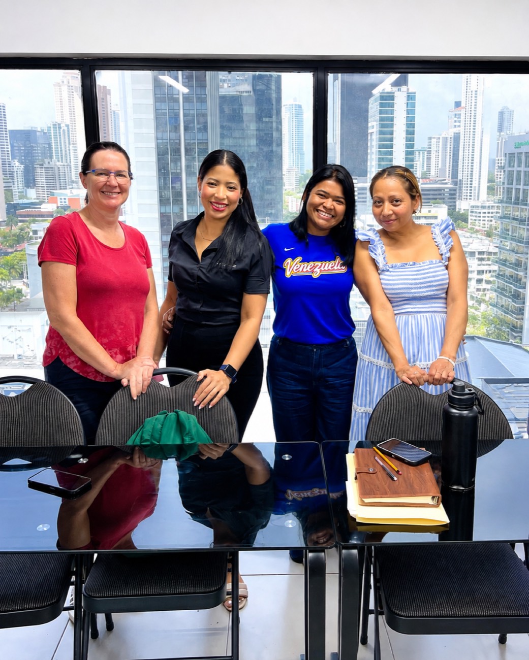 Estudiantes de Nova English en el salón de Calle 50, con vista a la ciudad de Panamá