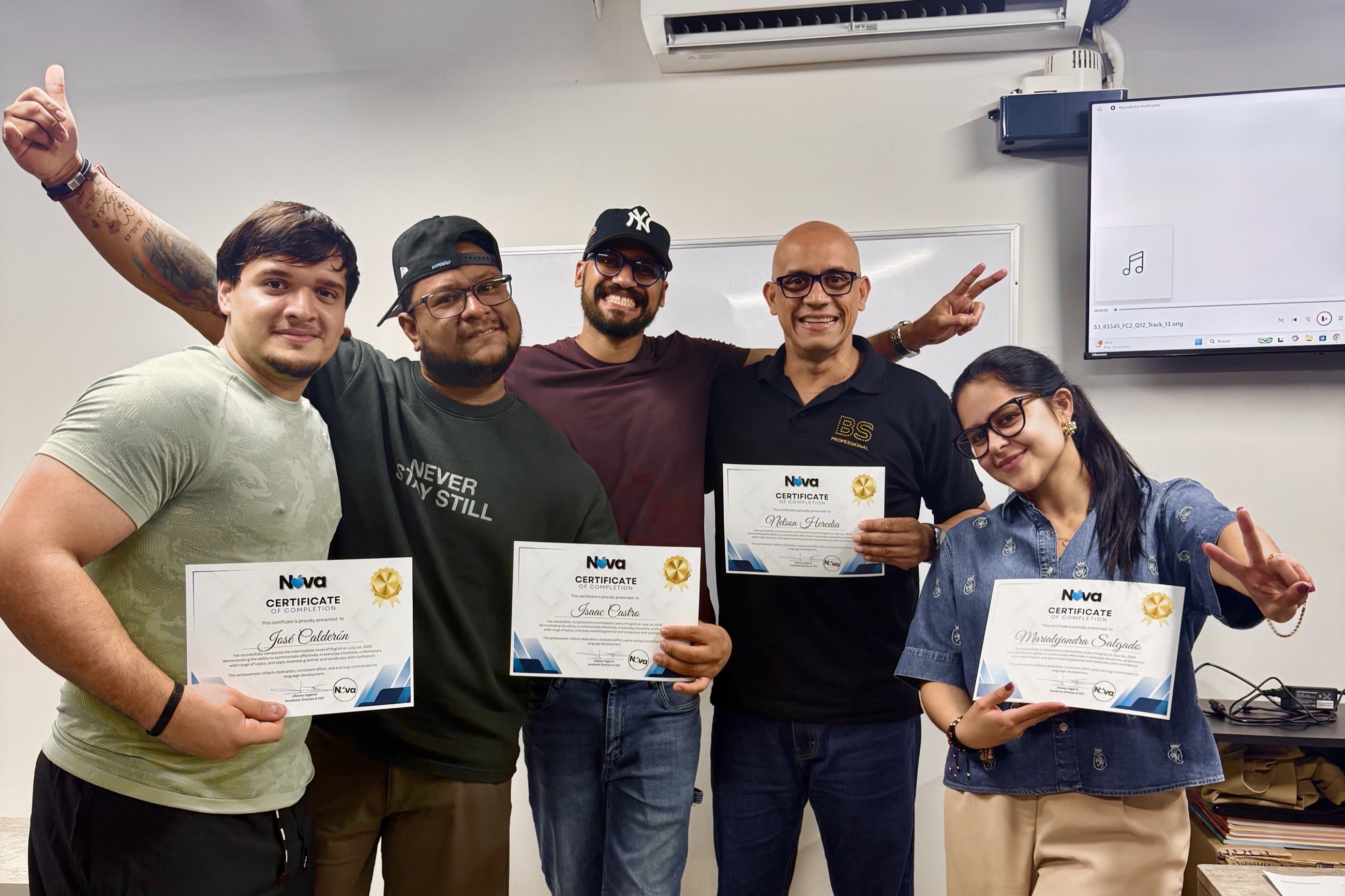 Estudiantes de Nova English recibiendo su certificado al terminar el ciclo